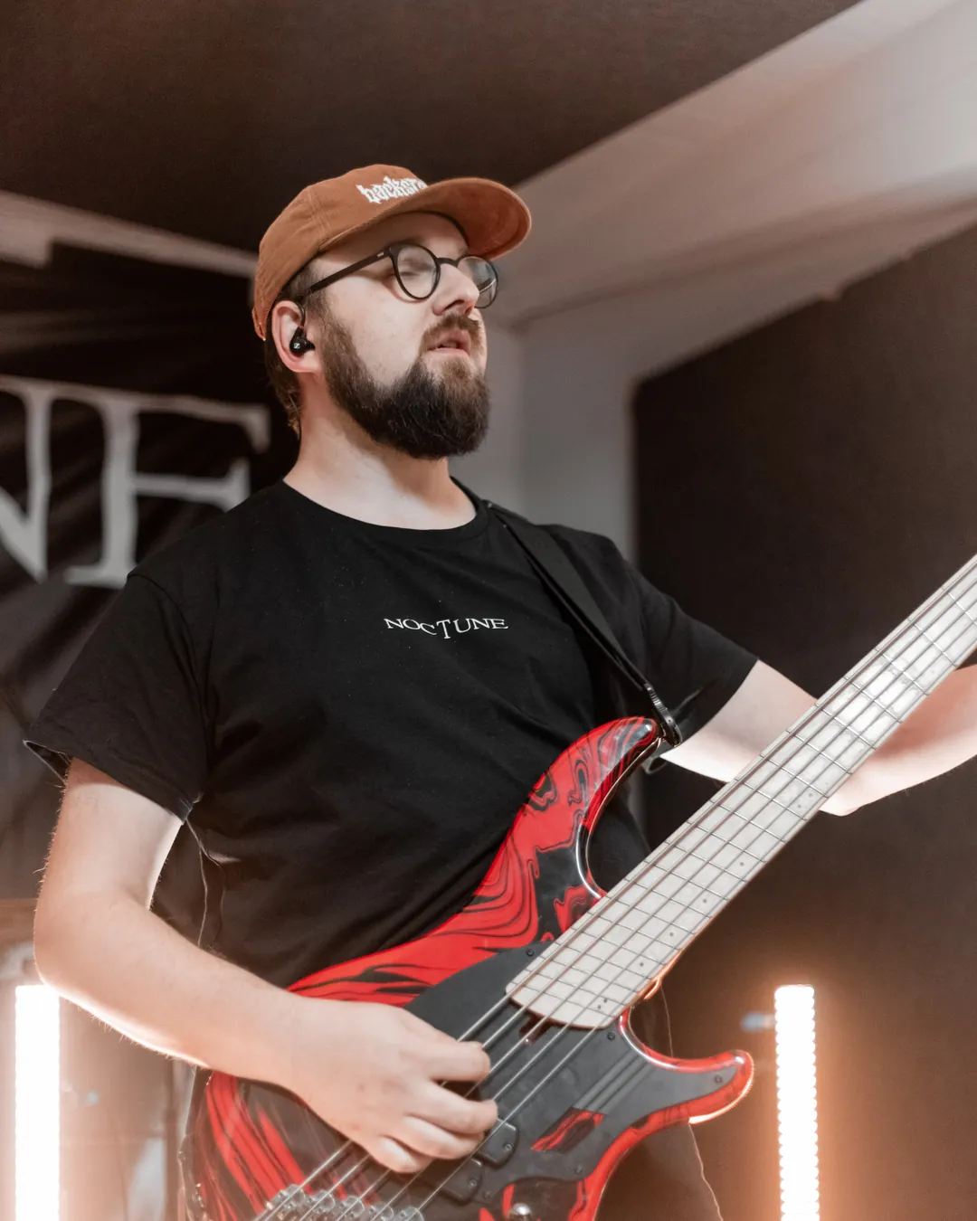 Carsten Schäfer live am Bass auf der Bühne