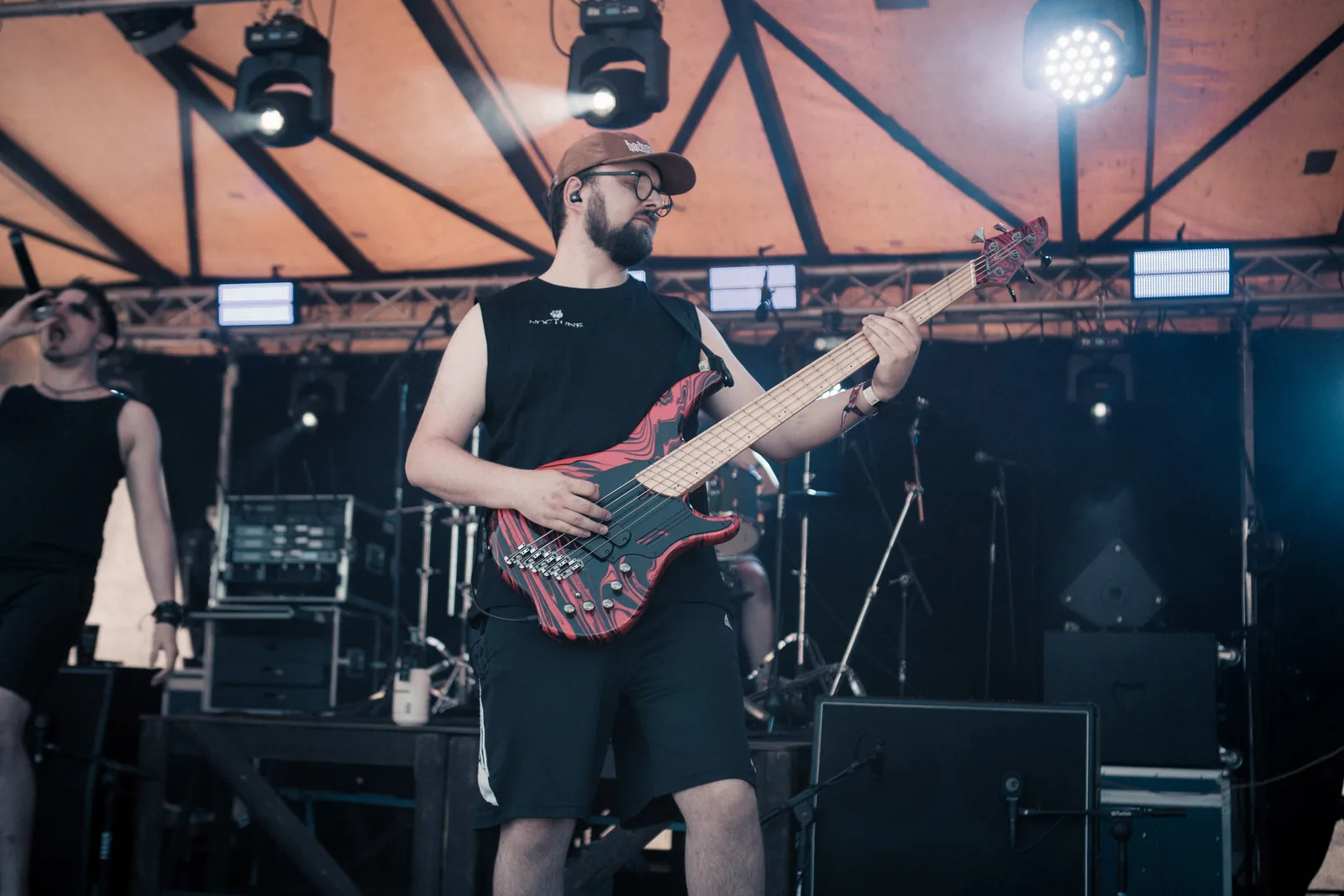 Carsten live am Bass auf der Bühne