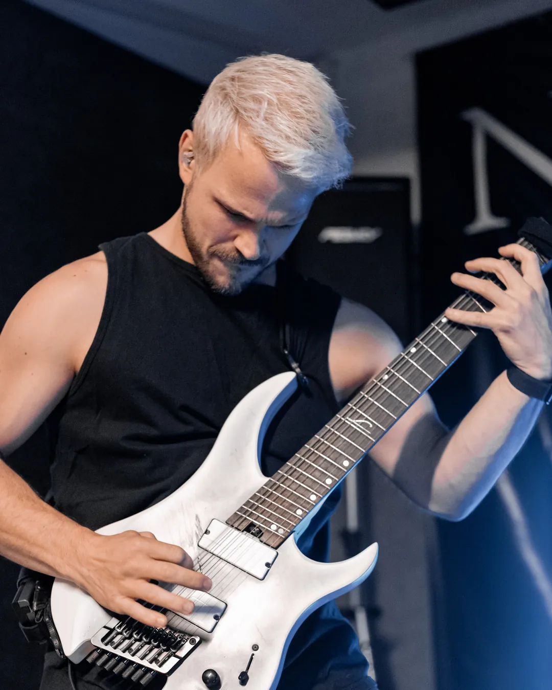 Jonas Schürmann live mit Gitarre auf der Bühne