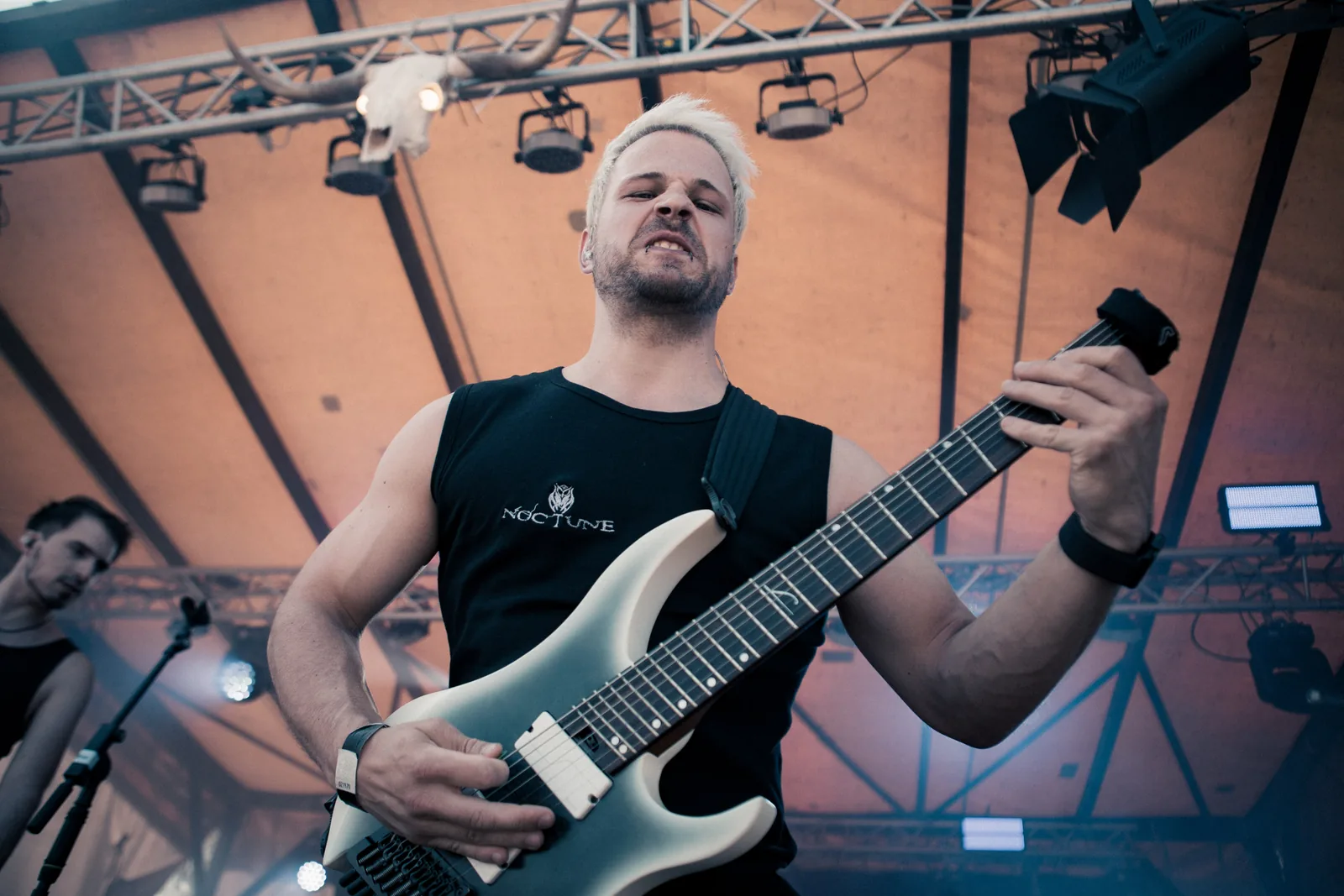 Jonas live mit Gitarre auf der Bühne