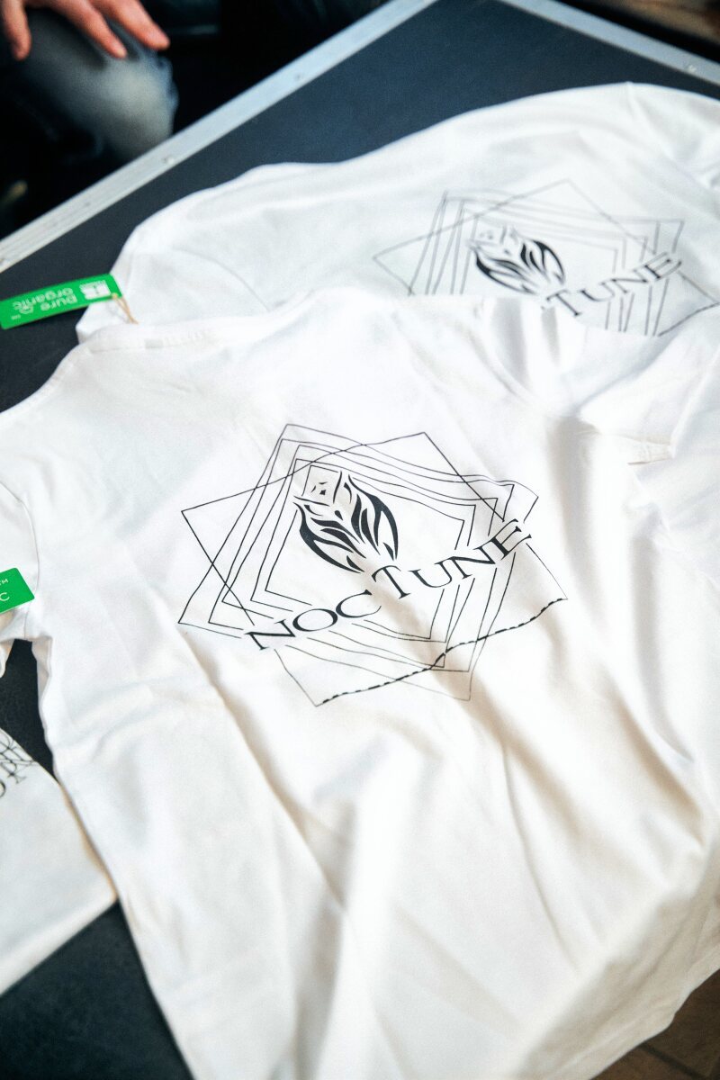 Rückenprint des weißen Noctune Owl Tee